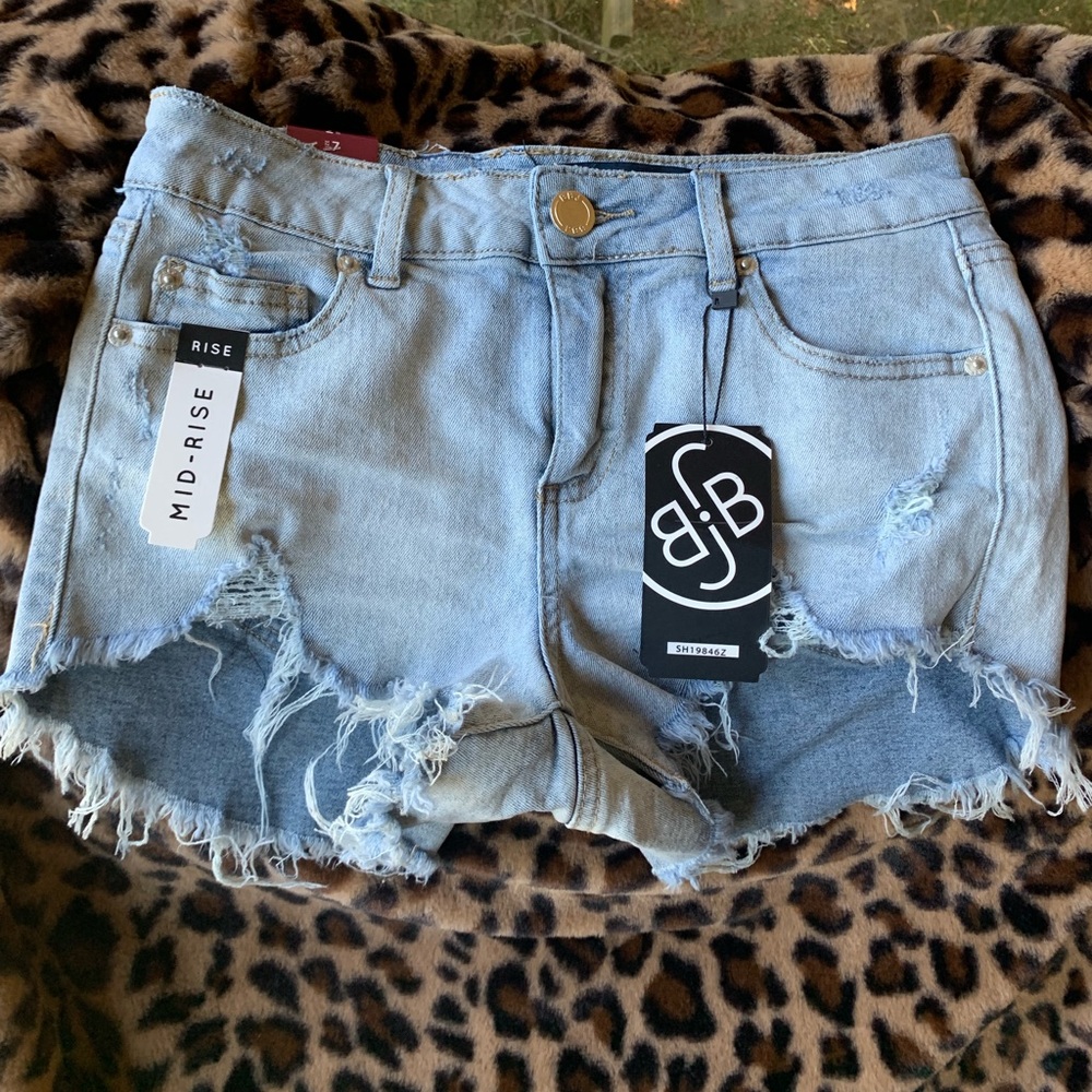 Fashion nova mid rise denim shorts SIZE: 7